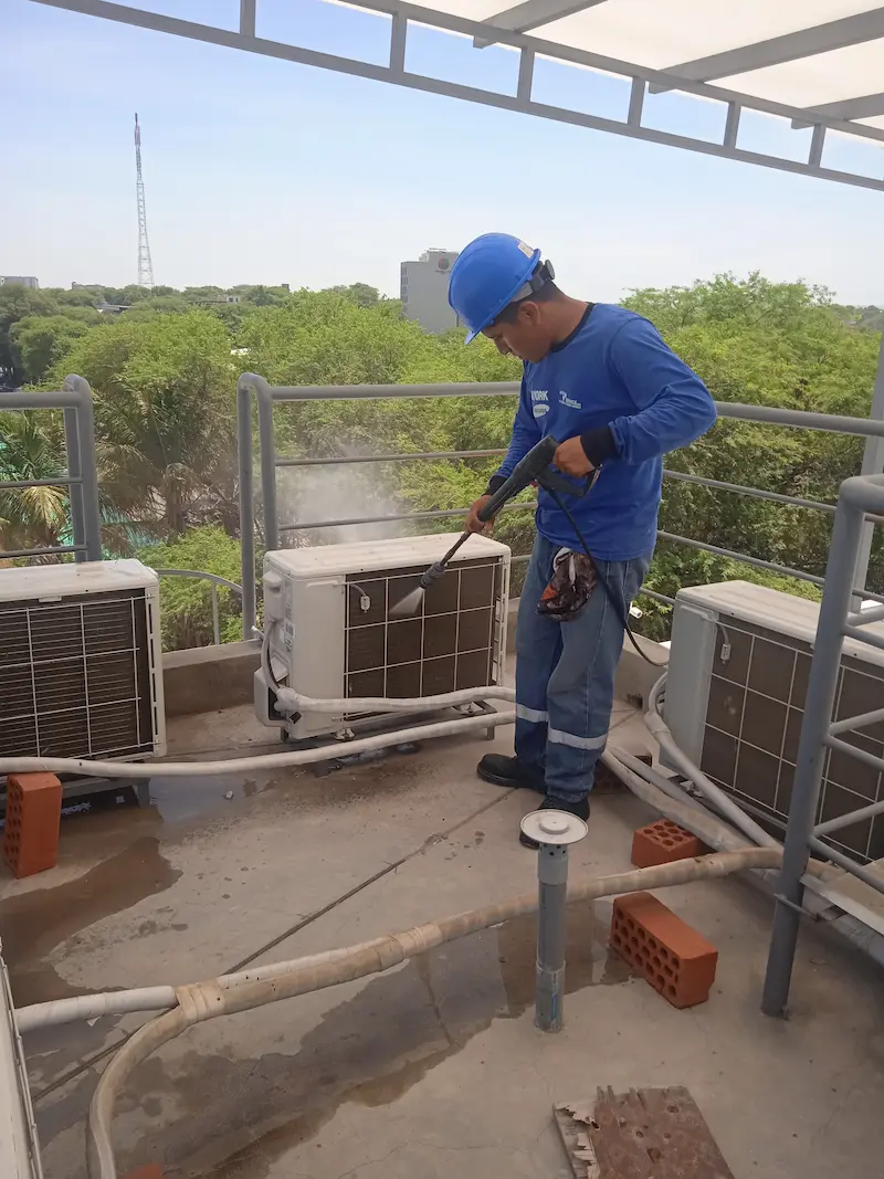 Mantenimiento de aire acondicionado Condensador Split