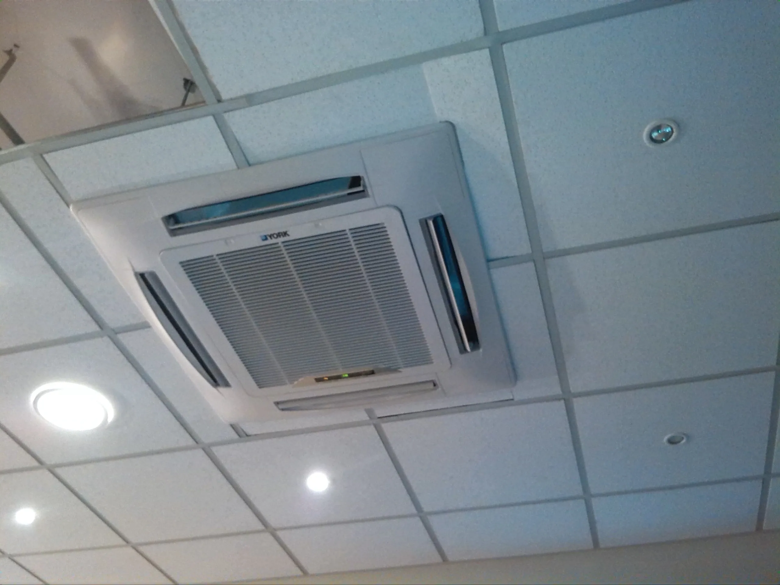 Equipo aire acondicionado tipo Cassette